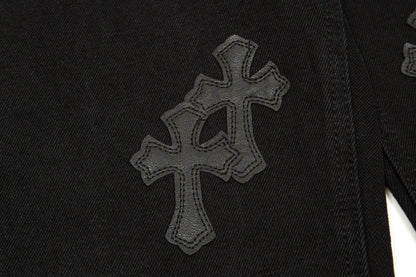Jean noir à motif cœurs chromés et croix.