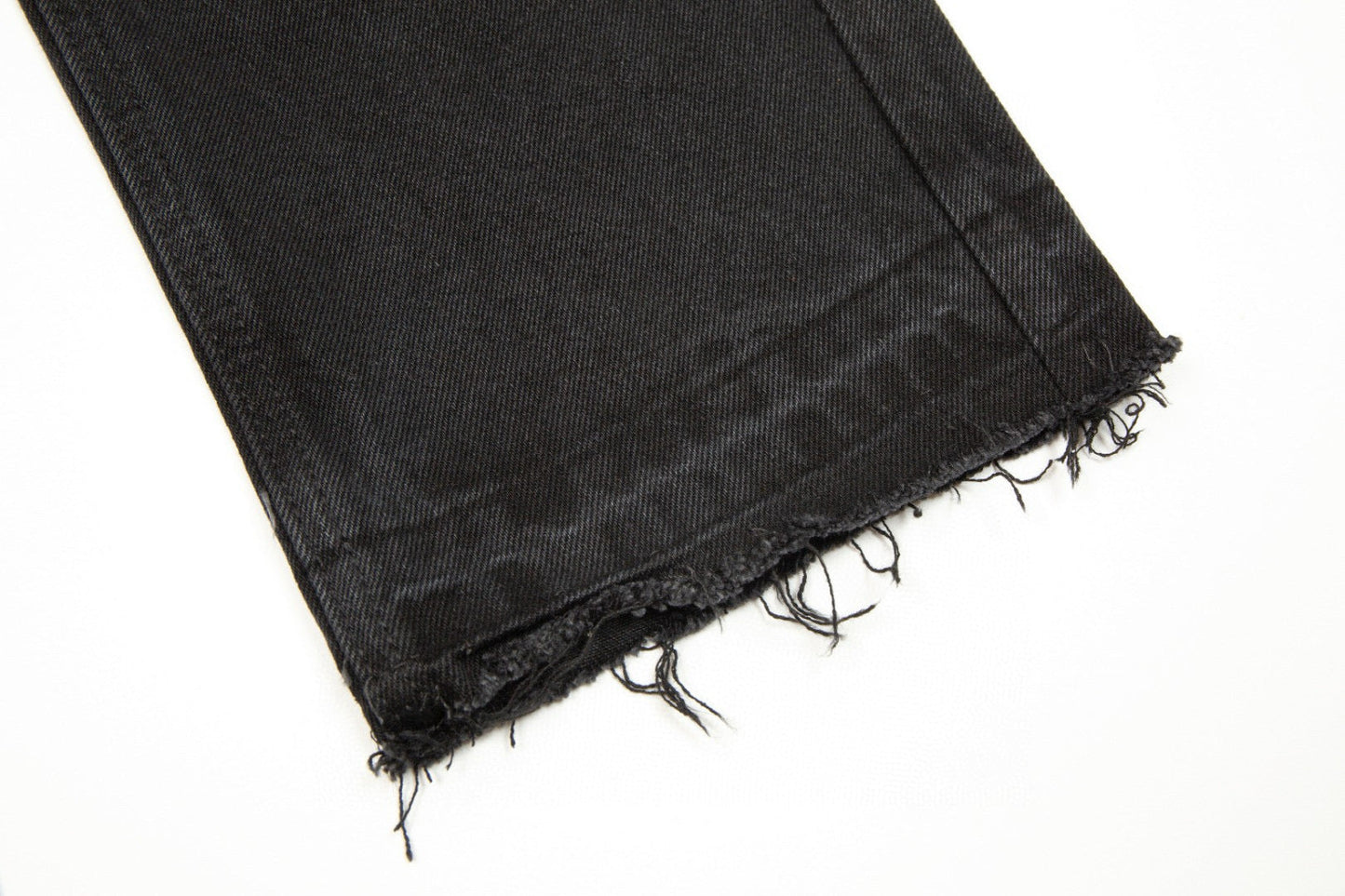 Jean noir à motif cœurs chromés et croix.