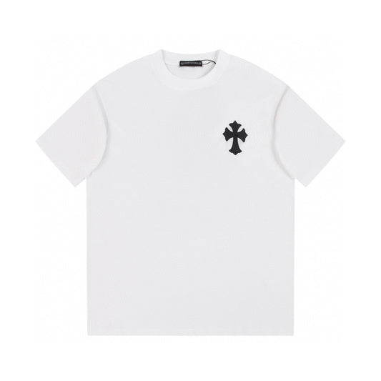 T-shirt blanc à croix noire et cœurs chromés