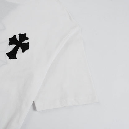T-shirt blanc à croix noire et cœurs chromés