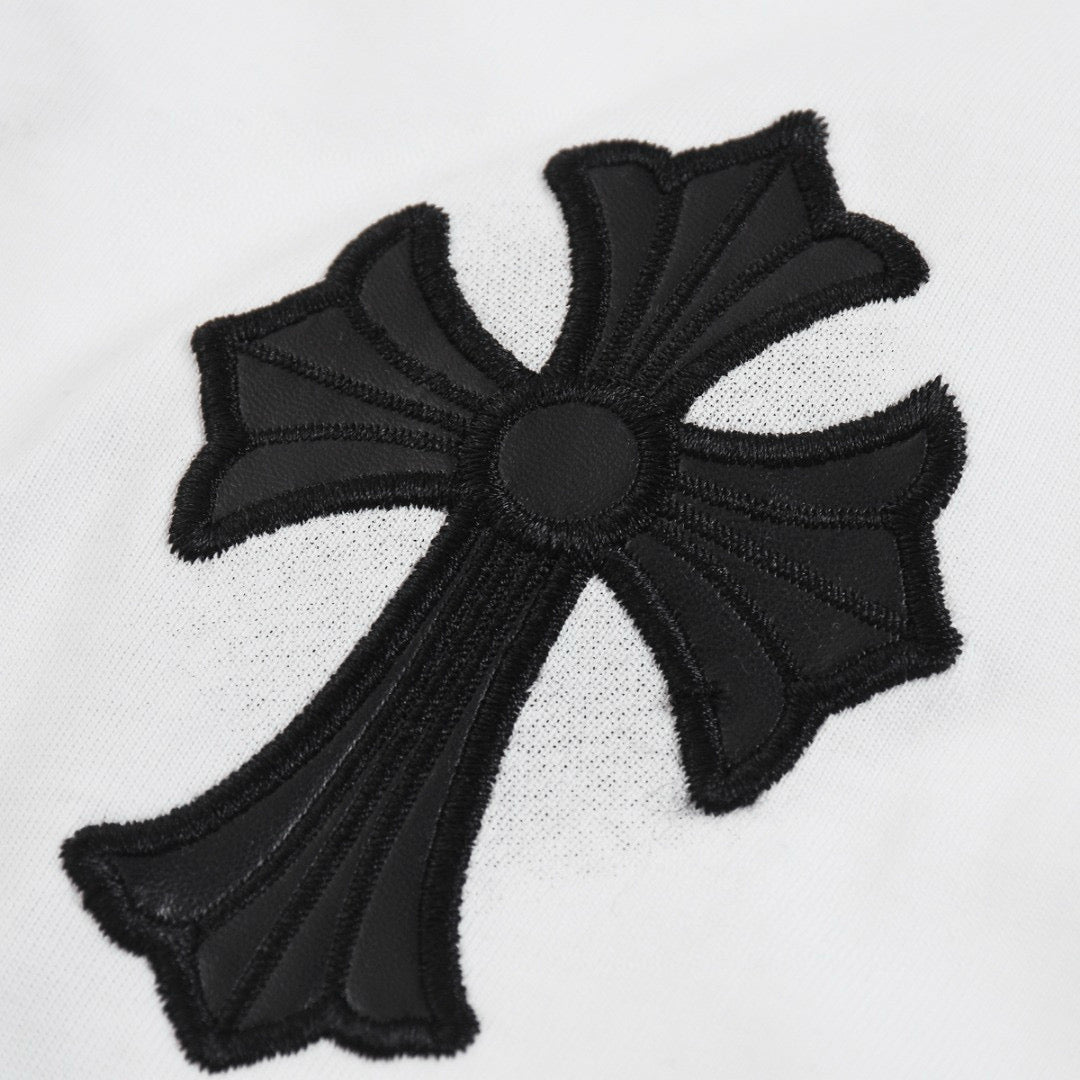 T-shirt blanc à croix noire et cœurs chromés