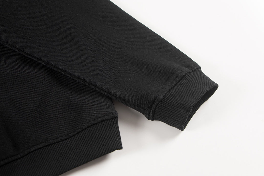 Sweat-shirt noir avec logo de chaussure à cheval et croix chromée.