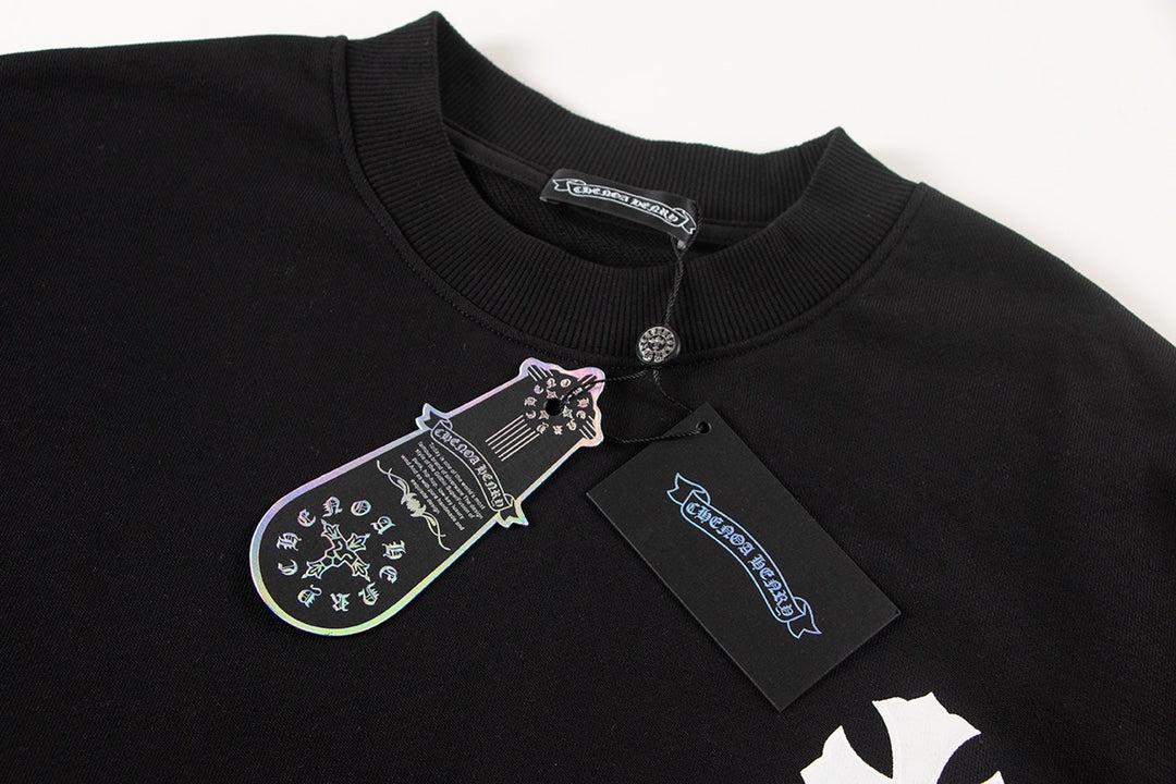 Sweat-shirt noir avec logo de chaussure à cheval et croix chromée.