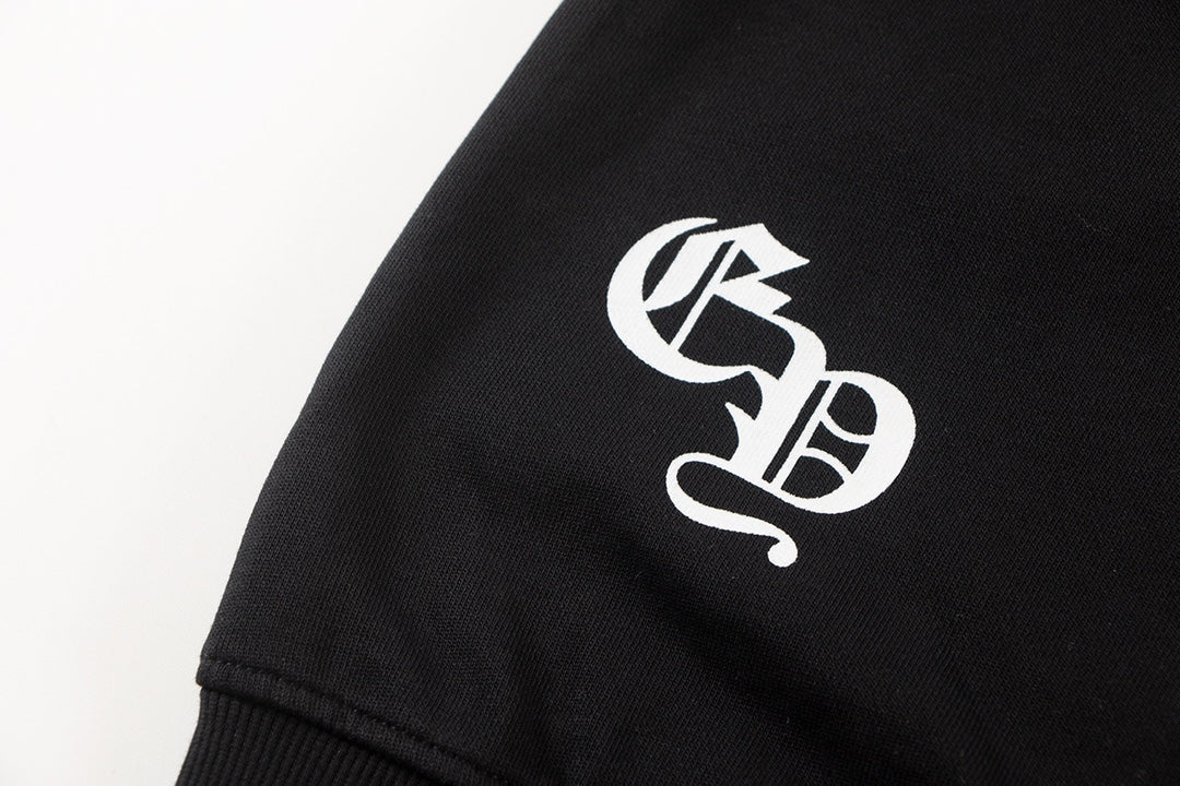 Sweat-shirt noir avec logo de chaussure à cheval et croix chromée.