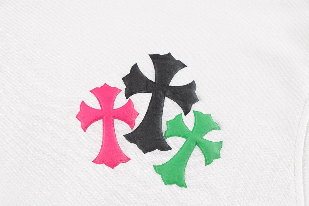 Sweat-shirt blanc avec logo de chaussure à cheval et croix chromée.