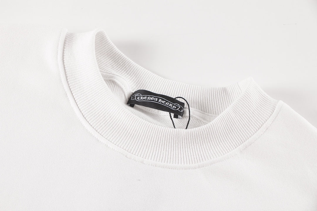 Sweat-shirt blanc avec logo de chaussure à cheval et croix chromée.