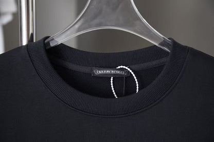 Sweat-shirt noir à écusson croisé cœurs chromés 