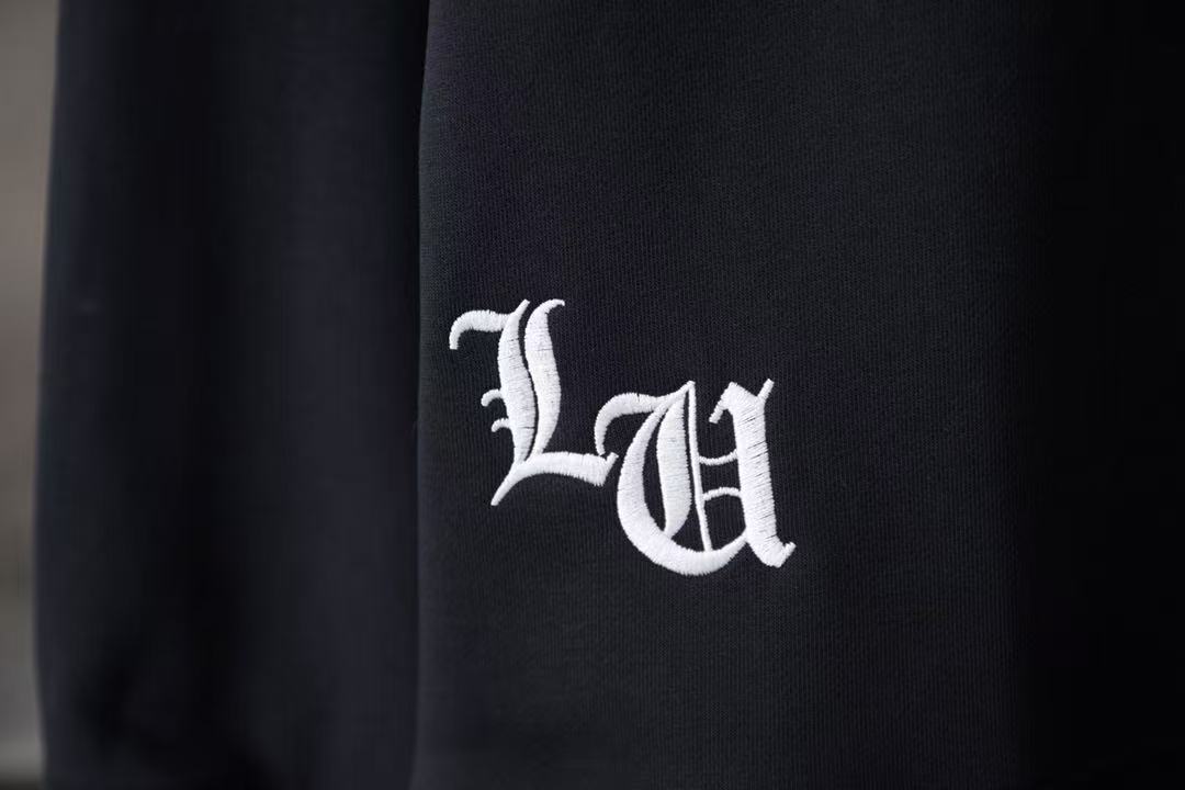 Sweat-shirt noir à écusson croisé cœurs chromés 