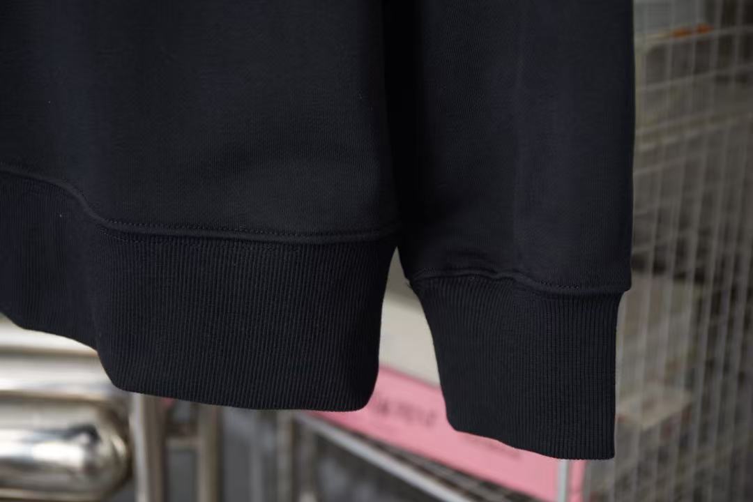 Sweat-shirt noir à écusson croisé cœurs chromés 