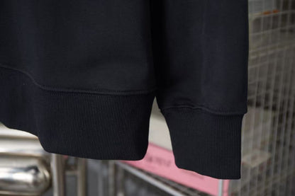 Sweat-shirt noir à écusson croisé cœurs chromés 