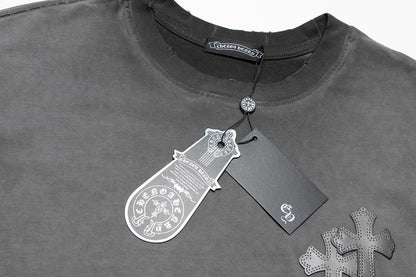 T-SHIRT À ÉCUSSON CROISÉ CŒURS CHROMÉS GRIS DÉLAVÉ