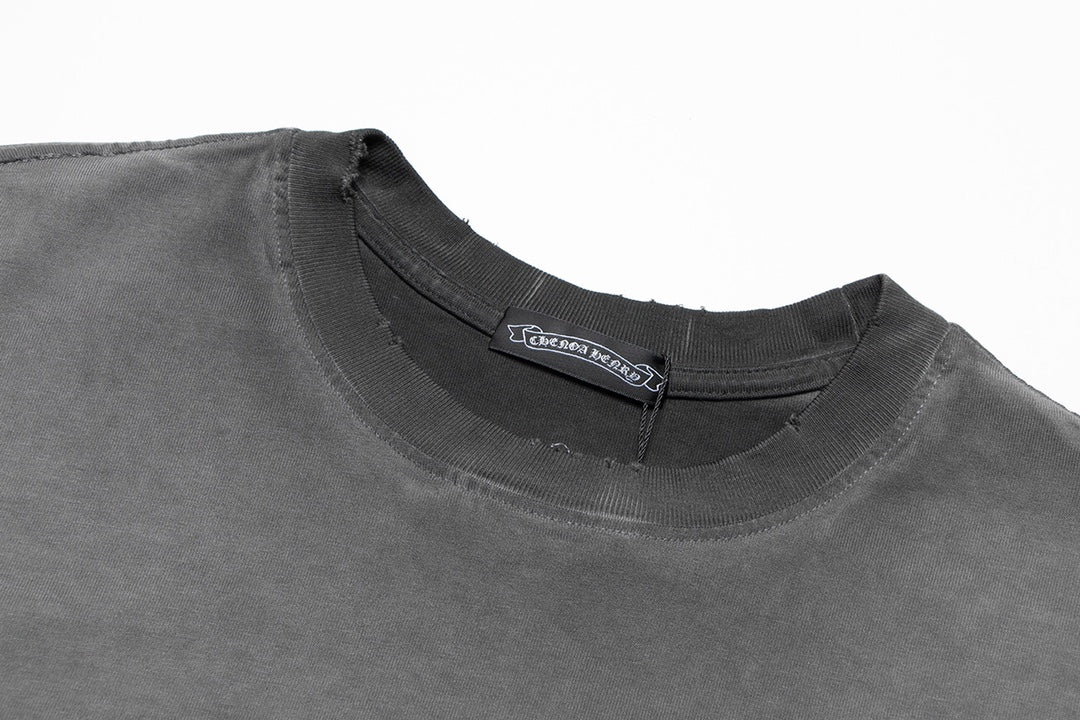 T-SHIRT À ÉCUSSON CROISÉ CŒURS CHROMÉS GRIS DÉLAVÉ