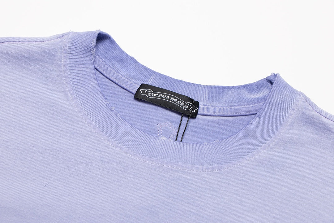 T-shirt à écusson croisé en forme de cœur chromé, bleu clair délavé