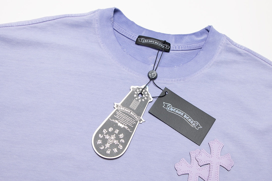 T-shirt à écusson croisé en forme de cœur chromé, bleu clair délavé