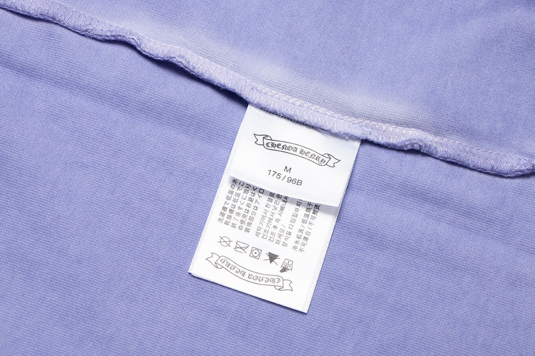 T-shirt à écusson croisé en forme de cœur chromé, bleu clair délavé