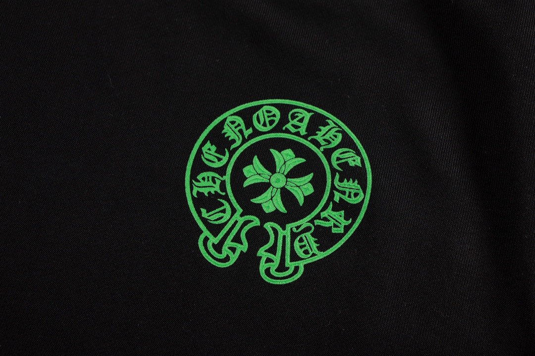 Sweat-shirt noir avec logo de fer à cheval vert et cœurs chromés