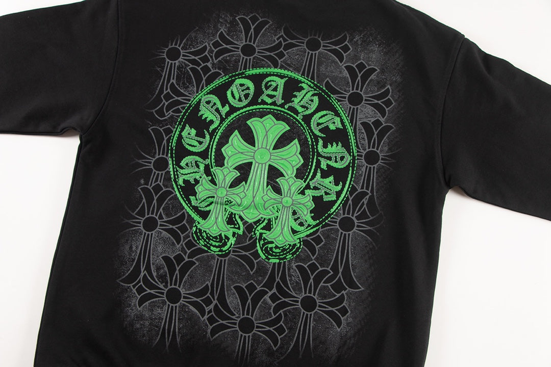 Sweat-shirt noir avec logo de fer à cheval vert et cœurs chromés