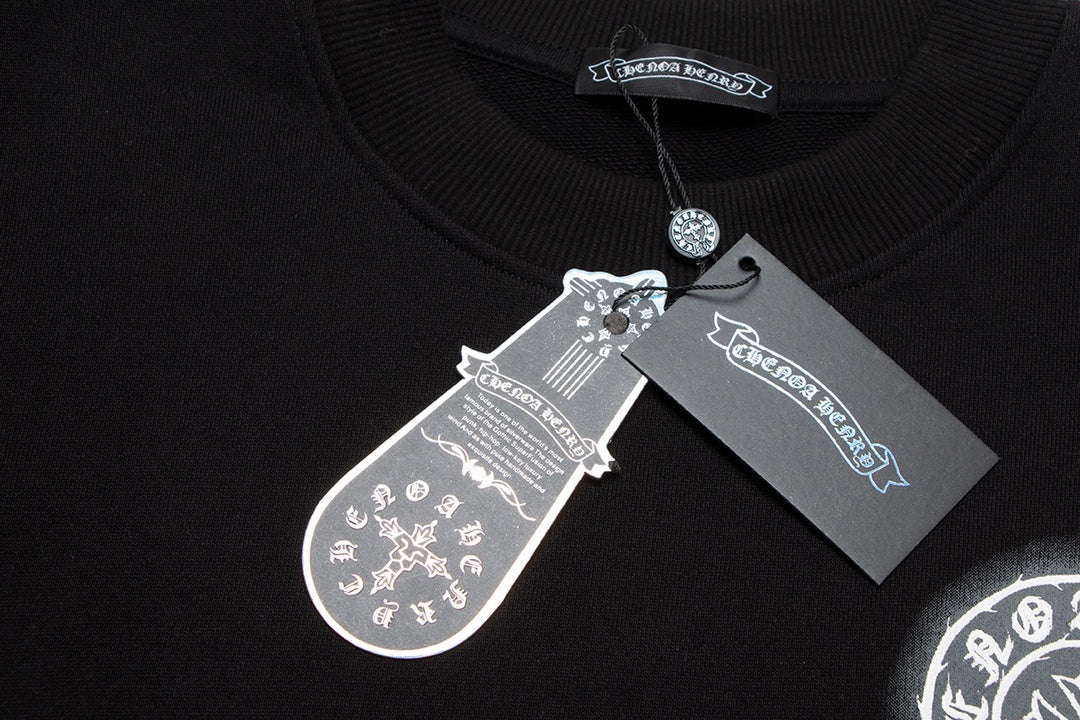 Sweat-shirt noir avec logo fer à cheval et cœurs chromés