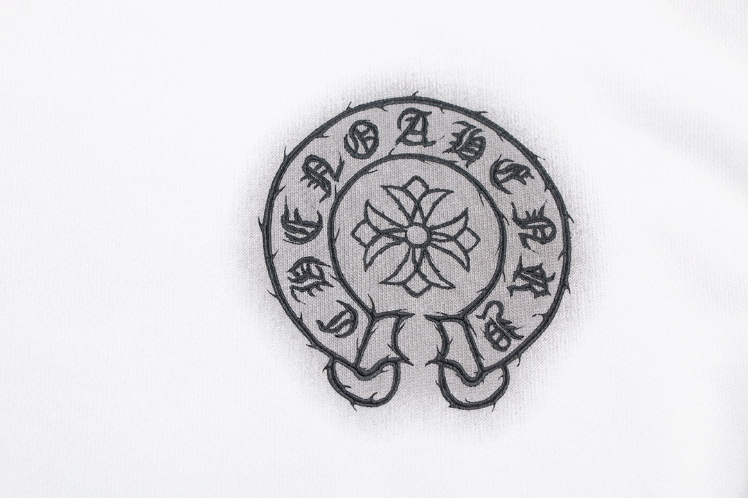 Sweat-shirt blanc avec logo fer à cheval et cœurs chromés