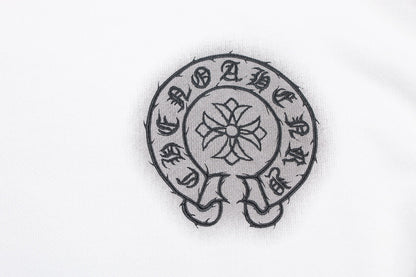 Sweat-shirt blanc avec logo fer à cheval et cœurs chromés