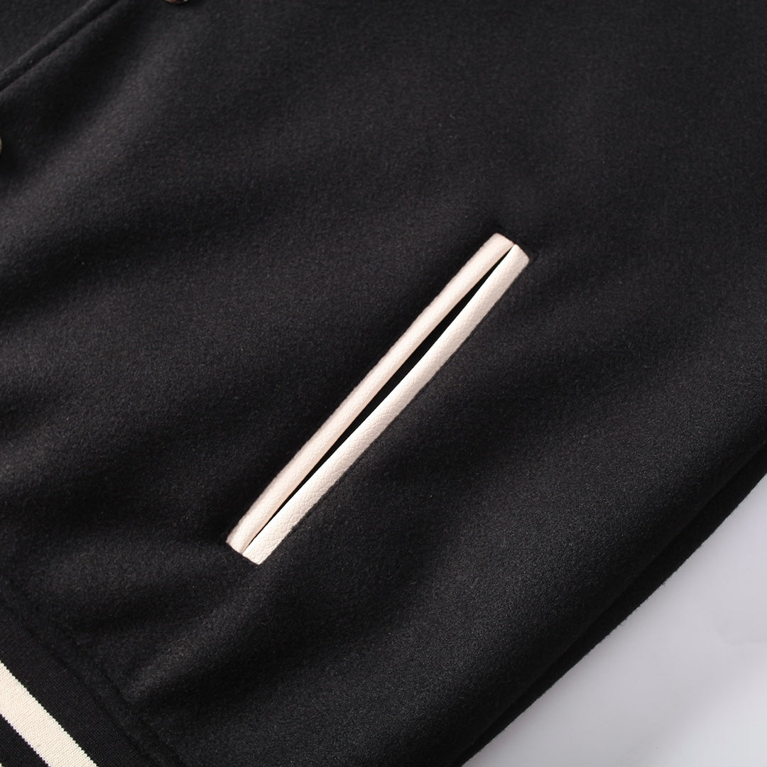 Veste universitaire noire avec logo de fer à cheval et cœurs chromés