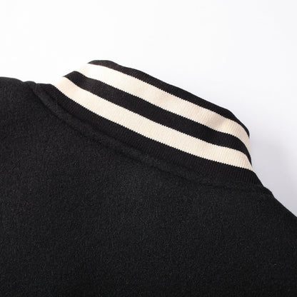 Veste universitaire noire avec logo de fer à cheval et cœurs chromés