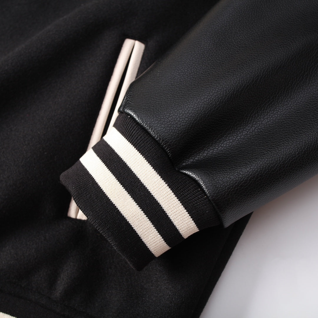 Veste universitaire noire avec logo de fer à cheval et cœurs chromés