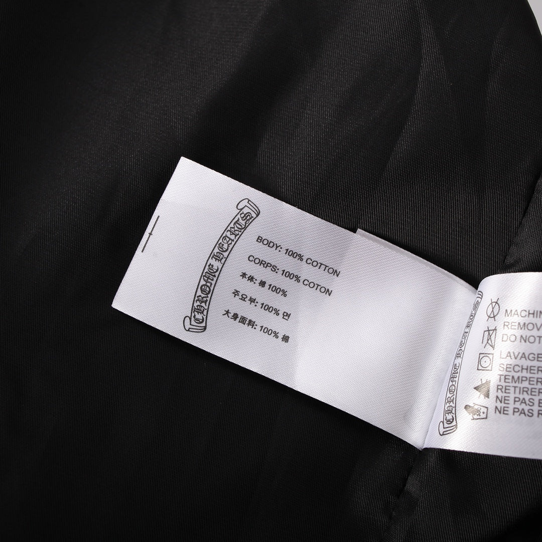 Veste universitaire noire avec logo de fer à cheval et cœurs chromés