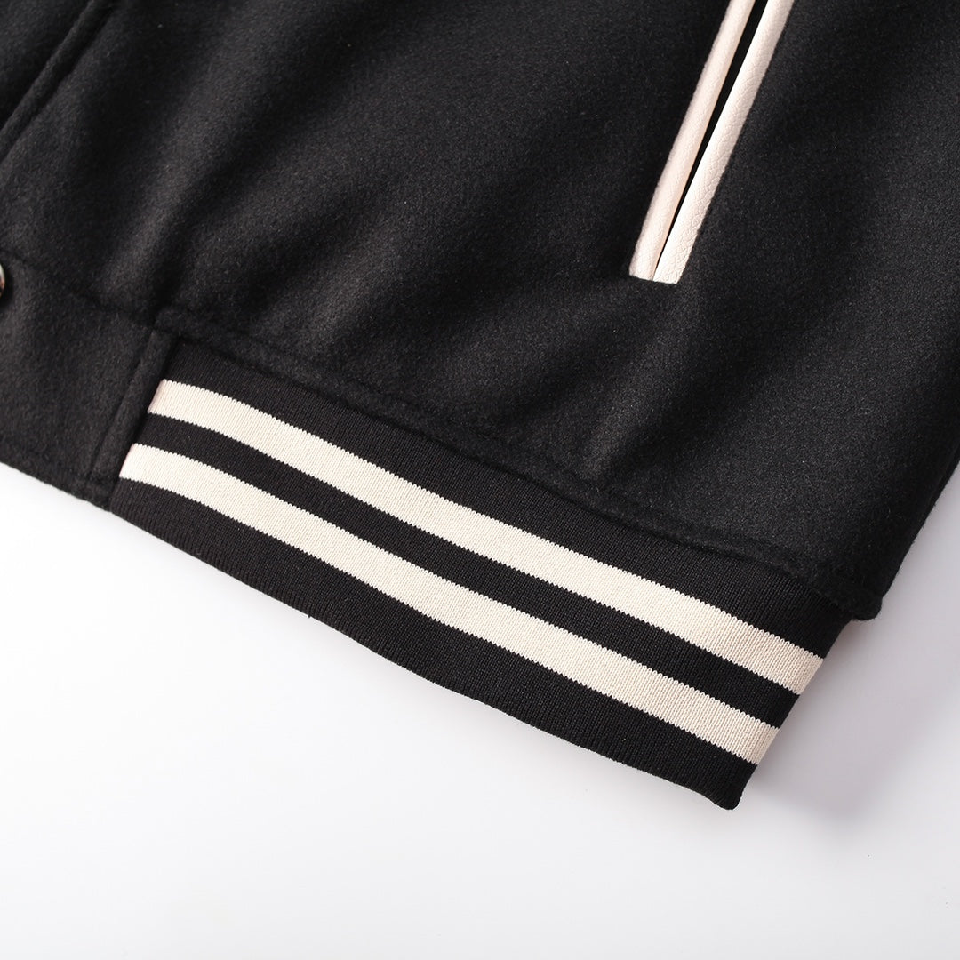 Veste universitaire noire avec logo de fer à cheval et cœurs chromés