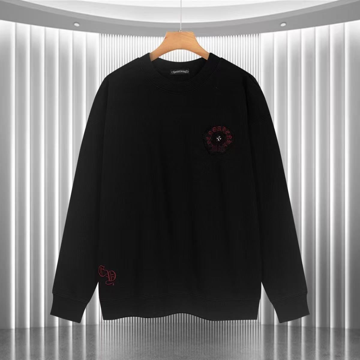 Sweat-shirt noir avec logo de fer à cheval rose et cœurs chromés