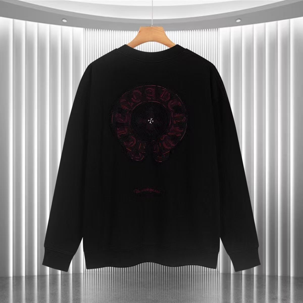 Sweat-shirt noir avec logo de fer à cheval rose et cœurs chromés