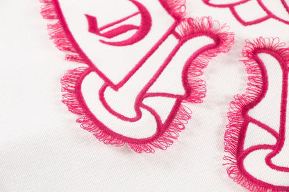 Sweat-shirt blanc avec logo de fer à cheval rose et cœurs chromés