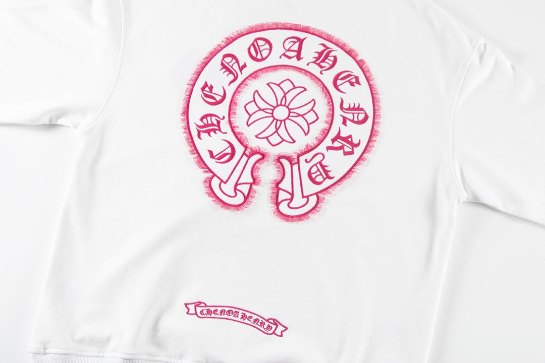 Sweat-shirt blanc avec logo de fer à cheval rose et cœurs chromés