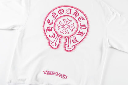 Sweat-shirt blanc avec logo de fer à cheval rose et cœurs chromés