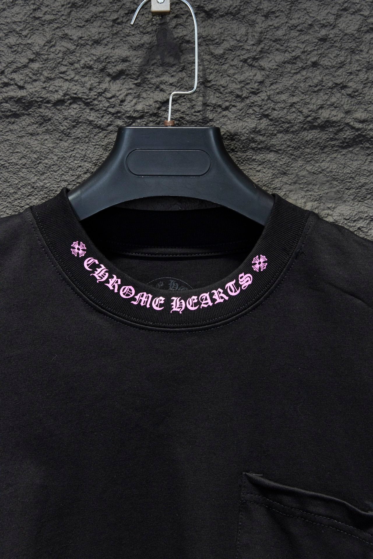 T-shirt noir à manches longues avec col violet et cœurs chromés