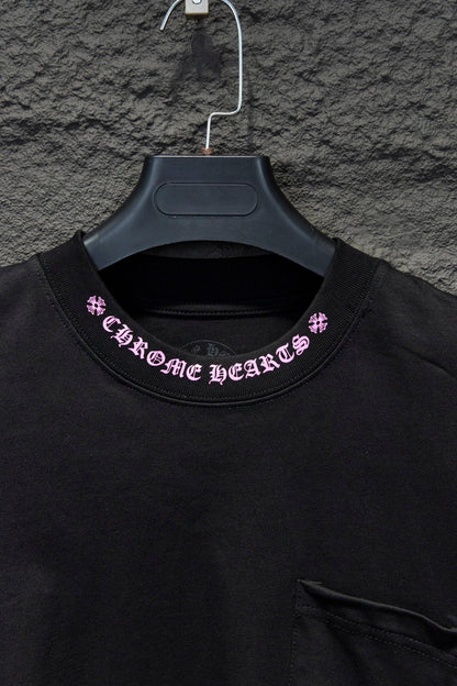 T-shirt noir à manches longues avec col violet et cœurs chromés