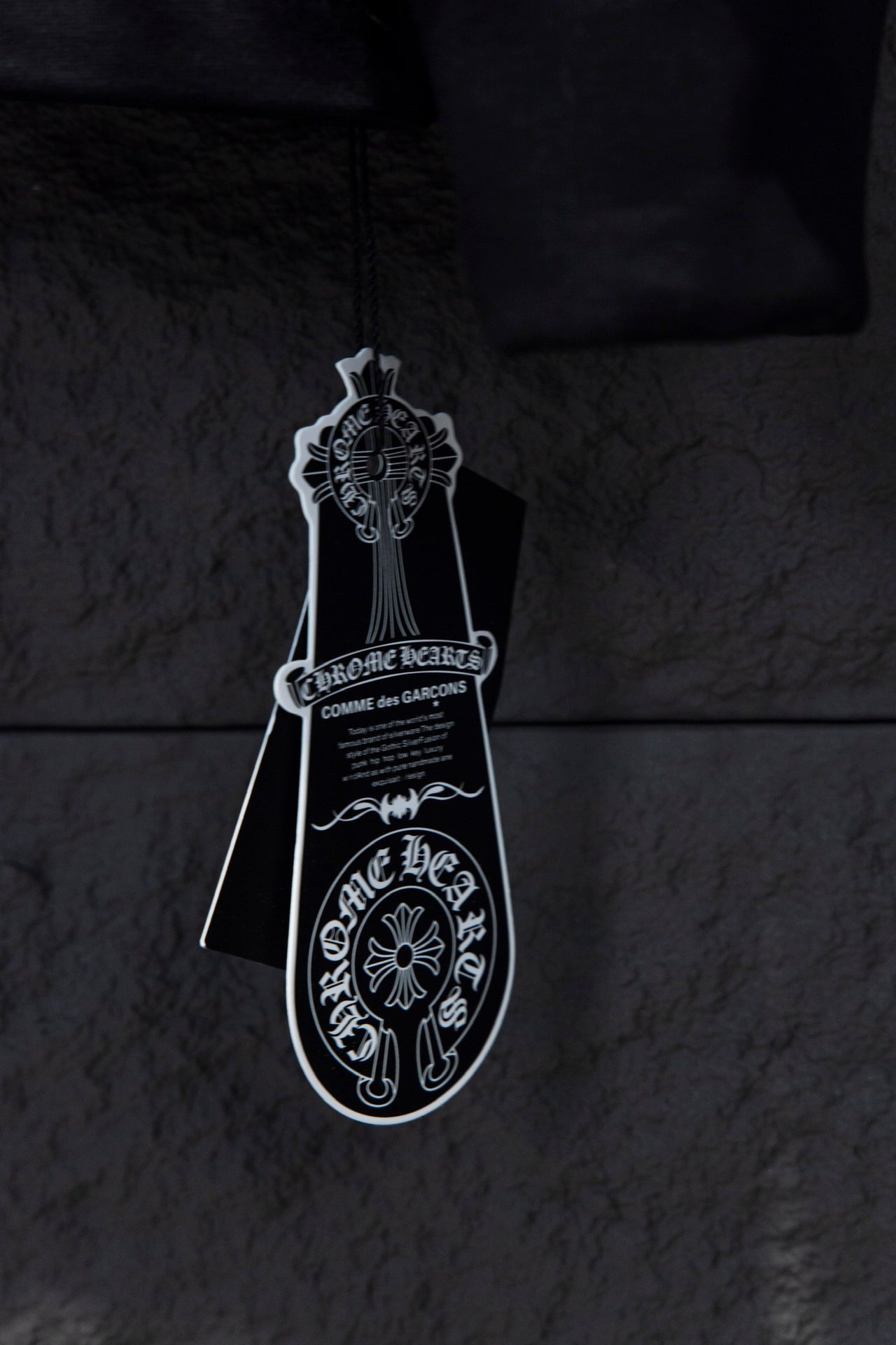 T-shirt noir à manches longues avec col violet et cœurs chromés