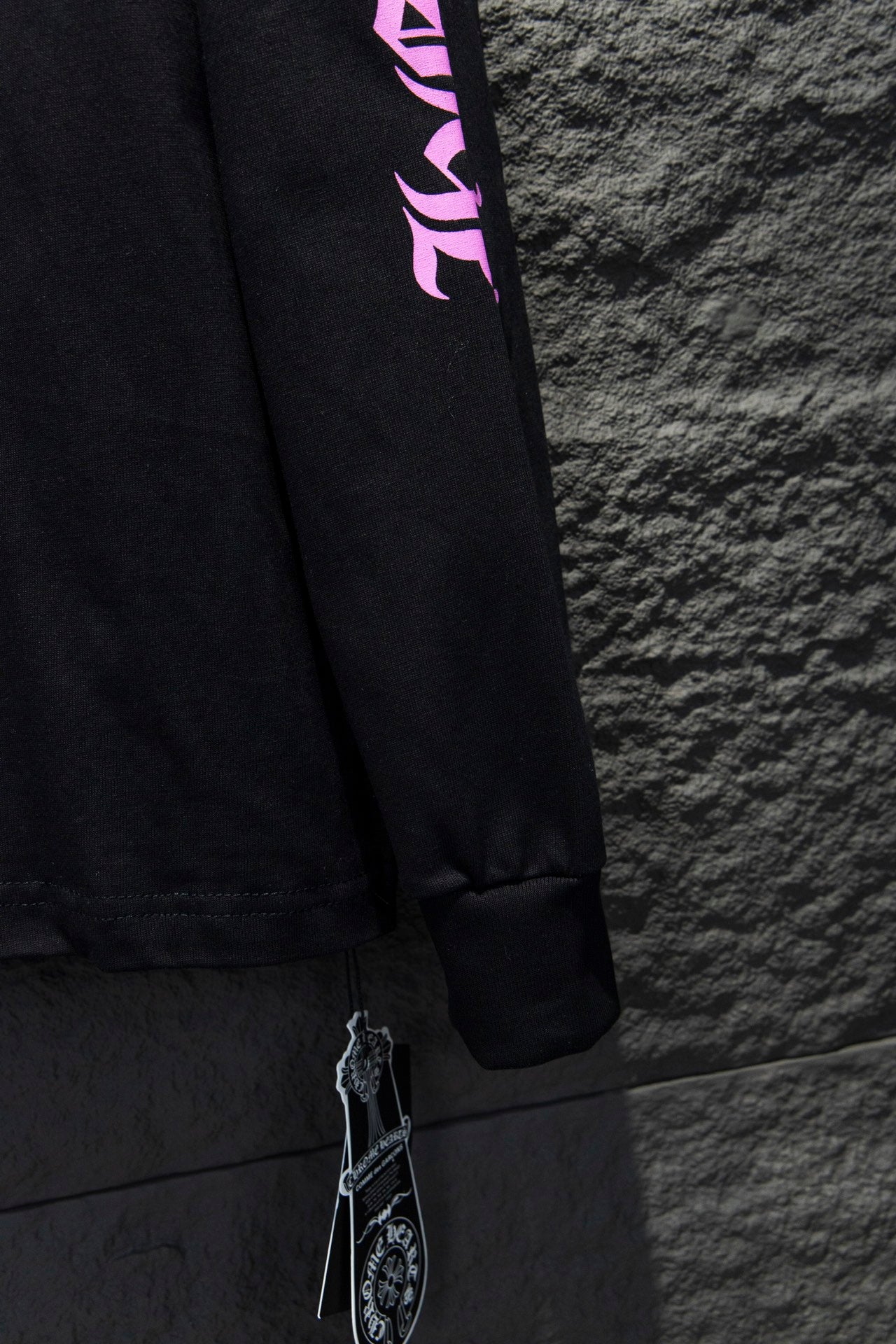 T-shirt noir à manches longues avec col violet et cœurs chromés