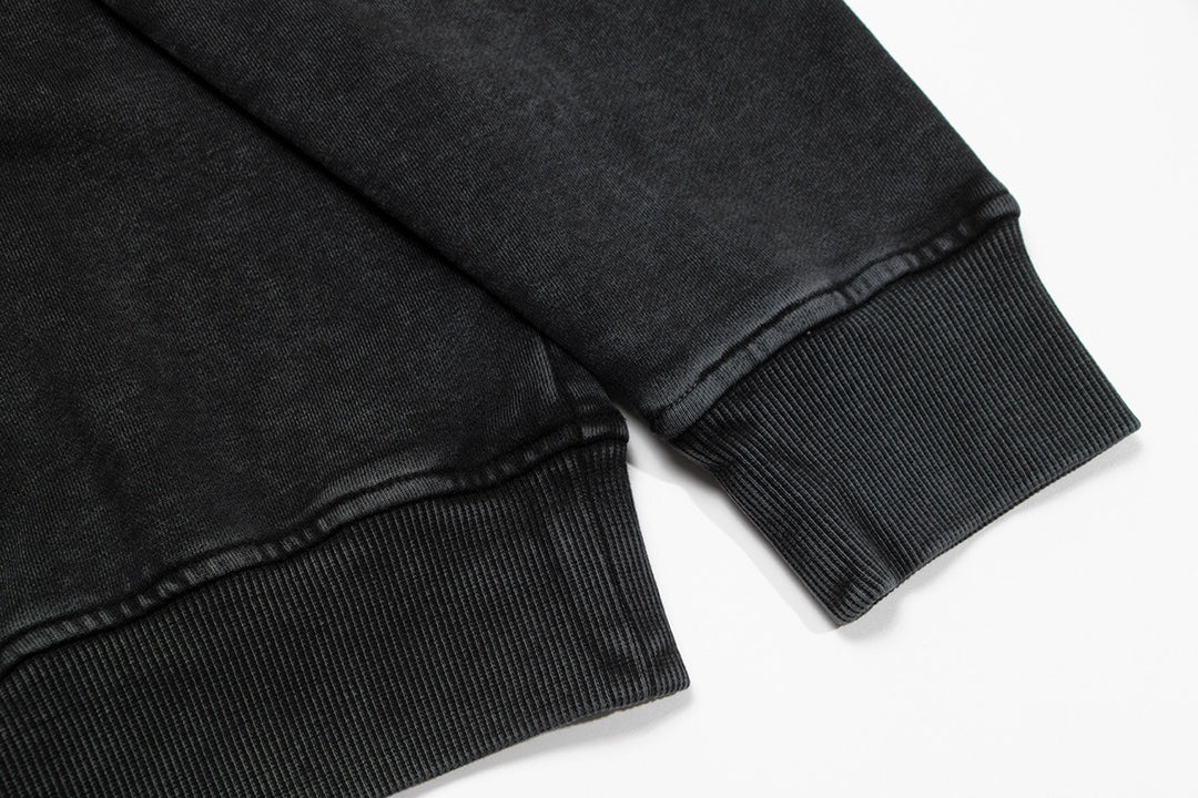 Sweat-shirt noir délavé à motifs de cœurs chromés et de strass étoilés