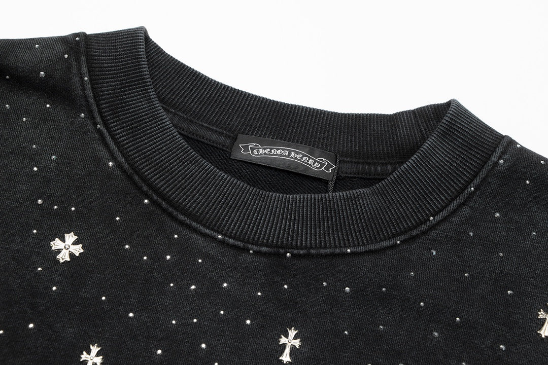 Sweat-shirt noir délavé à motifs de cœurs chromés et de strass étoilés