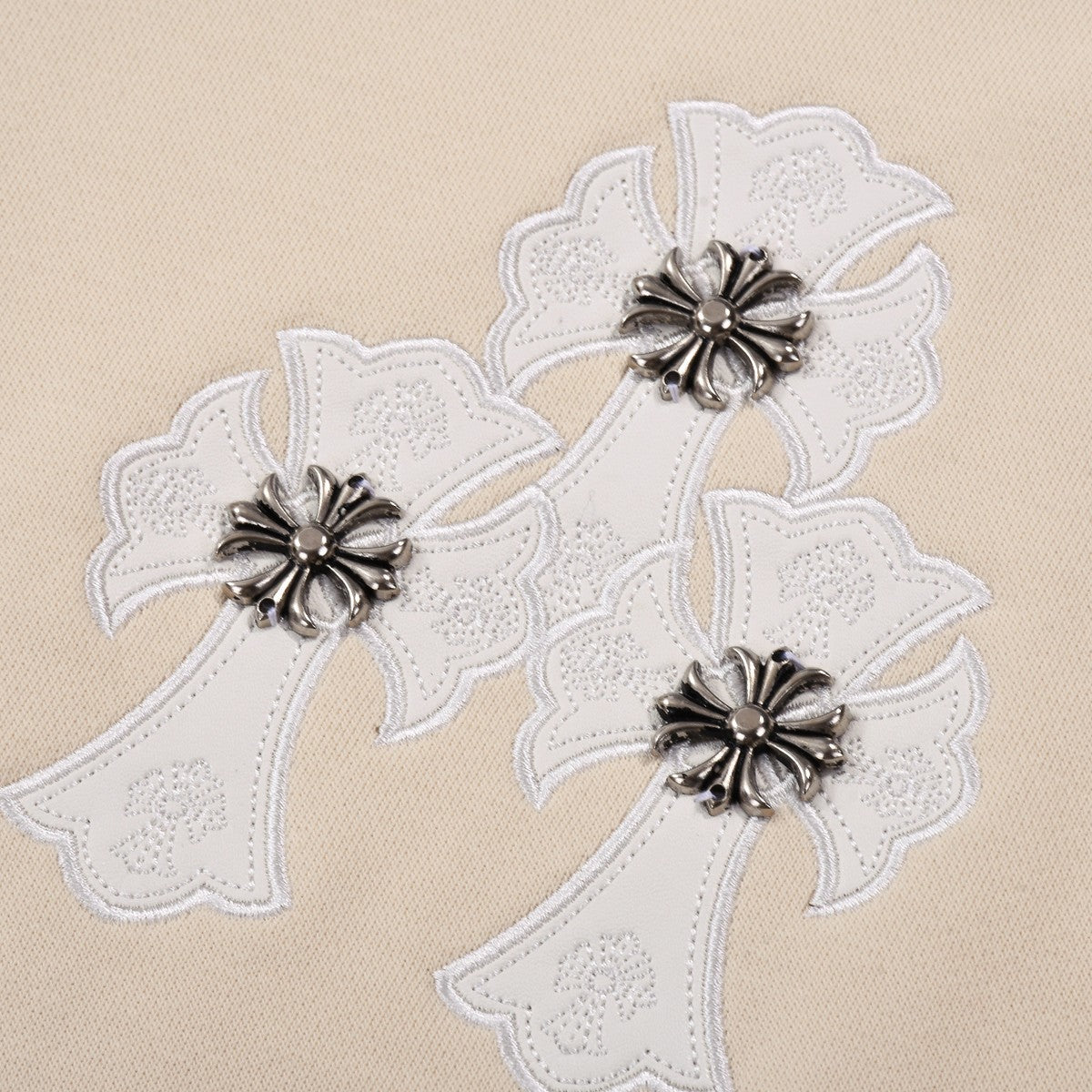 SWEAT-SHIRT BEIGE À ÉCUSSON CŒURS CHROMÉS ET CROIX BLANCHES