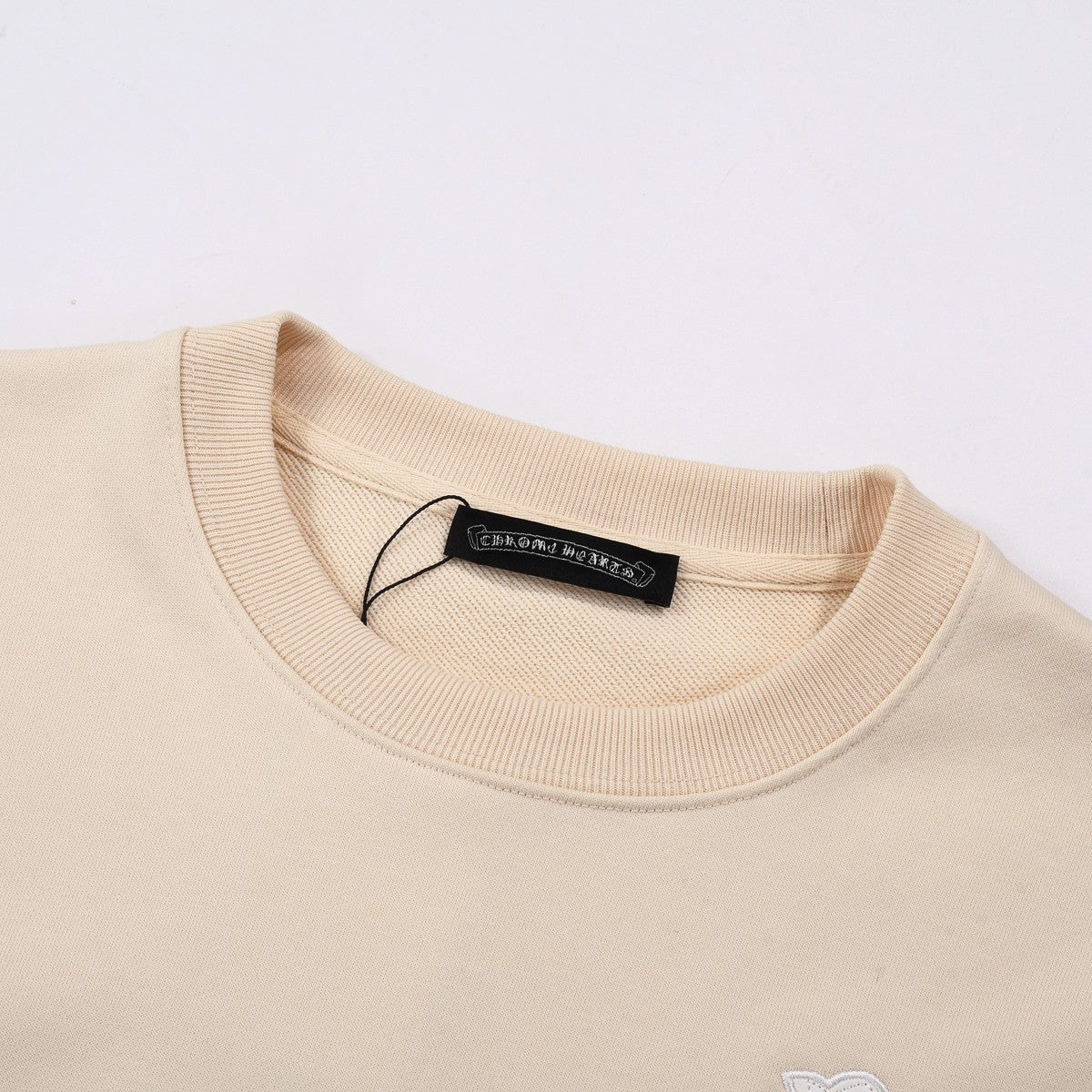 SWEAT-SHIRT BEIGE À ÉCUSSON CŒURS CHROMÉS ET CROIX BLANCHES