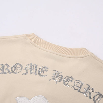 SWEAT-SHIRT BEIGE À ÉCUSSON CŒURS CHROMÉS ET CROIX BLANCHES