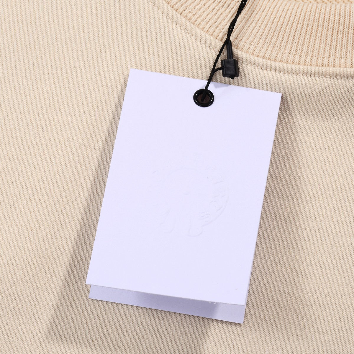 SWEAT-SHIRT BEIGE À ÉCUSSON CŒURS CHROMÉS ET CROIX BLANCHES