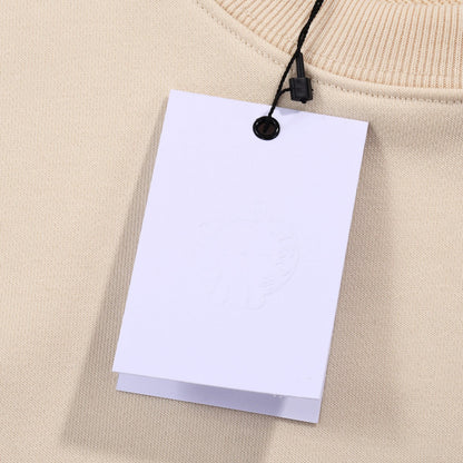 SWEAT-SHIRT BEIGE À ÉCUSSON CŒURS CHROMÉS ET CROIX BLANCHES