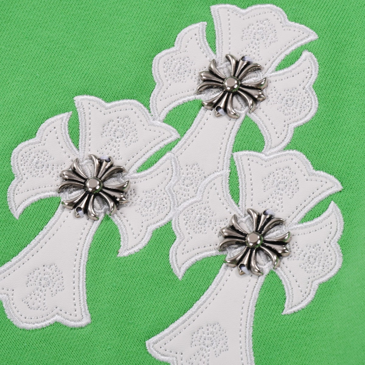 SWEAT-SHIRT VERT À CŒURS CHROMÉS ET CROIX BLANCHES