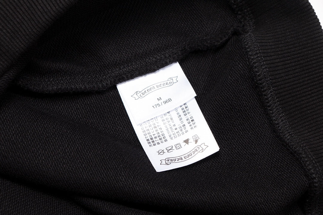 Sweat-shirt noir à croix blanche et cœurs chromés