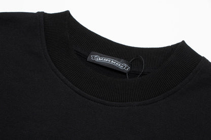Sweat-shirt noir à croix blanche et cœurs chromés