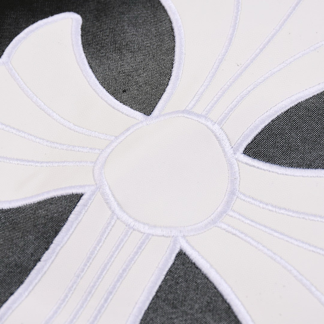 T-shirt noir à croix blanche et cœurs chromés