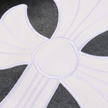 T-shirt noir à croix blanche et cœurs chromés